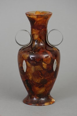 Lot 970 - Bernstein-Vase mit Silbermontur