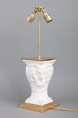 Lot 462 - Tischlampe mit Fuß in Form einer Fayence-Ofenstütze des 18. Jahrhunderts