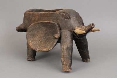 Lot 1052 - Afrikanische Reliquiarschale als Elefantenfigur, wohl Bamun, Kamerun