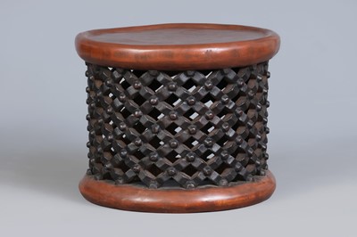 Lot 1010 - Beistelltisch/Hocker nach Art der Bamileke aus Kamerun