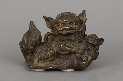 Lot 70 - Chinesische Bronzefigur "Fu Hund"