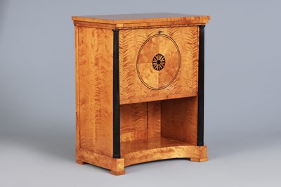 Lot 1704 - Halbschrank des 2. Biedermeier