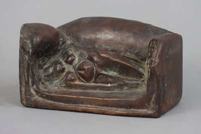 Lot 1115 - NORBERT TADEUSZ (1940-2011) Bronzefigur "Weiblicher Akt auf Sofa"