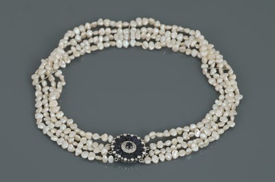 Lot 919 - 4-reihiges Perlencollier mit Saphir-Schließe