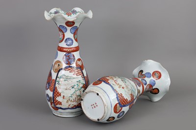 Lot 96 - Paar japanische Imari-Porzellanvasen