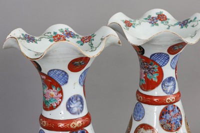 Lot 96 - Paar japanische Imari-Porzellanvasen
