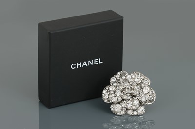 Lot 1032 - CHANEL Camélia Strass Brosche