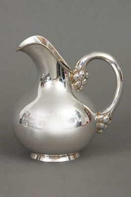 Lot 663 - Kleine GAYER & KRAUSS (Schwäbisch Gmünd) Silber Schenkkanne