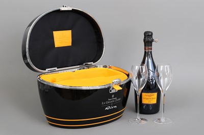 Lot 1239 - VEUVE CLIQUOT "La Grande Dame 1998" Champagner in RIVA Hartschalen-Cruiser Case