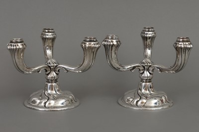 Lot 723 - JAKOB GRIMMINGER (Schwäbisch Gmünd) Paar Silber Tischleuchter im Chippendale-Stil