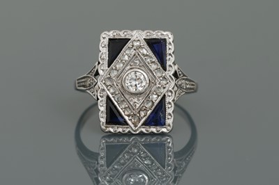 Lot 888 - Ring mit Diamant und Saphir im Stile des Art Deco