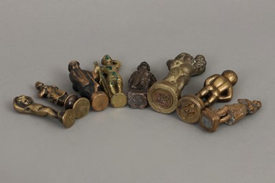 Lot 1136 - 8 Bronze Petschaften mit Figuren-Griffen