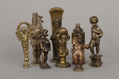 Lot 1137 - 8 Bronze Petschaften mit Figuren-Griffen