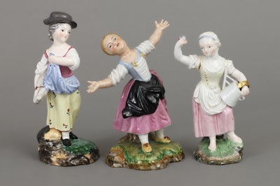 Lot 410 - 3 HÖCHST und PASSAU (Fayence-)Porzellan Figuren