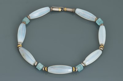 Lot 1027 - Collier mit Opalglas Gliedern