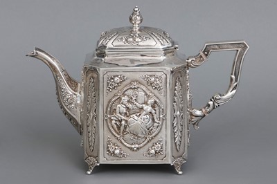 Silber Teekanne mit Reliefdekor