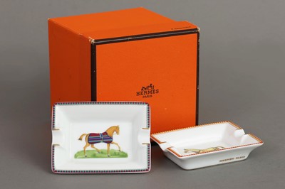 Lot 318 - 2 kleine HERMÈS (Paris) Porzellan Tischaschenbecher