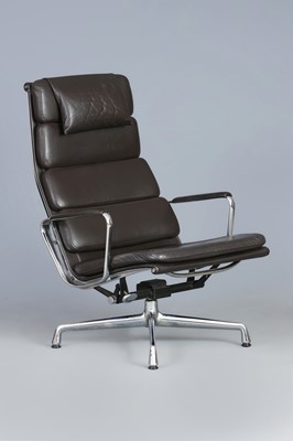 Lot 1811 - CHARLES & RAY EAMES EA 222 Softpad Chair