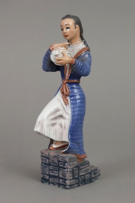 Lot 428 - DAHL JENSEN Porzellanfigur "Junge Frau mit Teekanne"