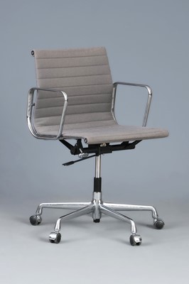 Lot 1812 - CHARLES & RAY EAMES "Alu Chair EA 117"