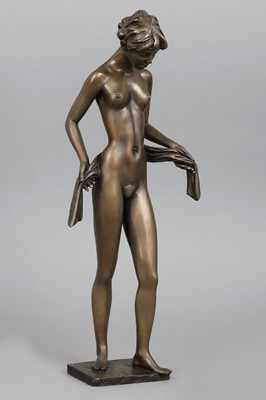 Lot 1844 - ERWIN SCHINZEL (1919-2018) Bronzefigur "Junges Mädchen mit Tuch" (1981)