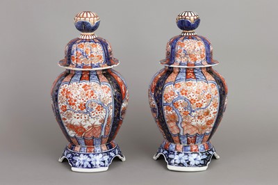 Lot 23 - Paar chinesische Imari-Porzellandeckelvasen