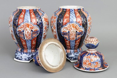 Lot 95 - Paar chinesische Imari-Porzellandeckelvasen