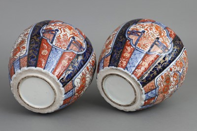 Lot 95 - Paar chinesische Imari-Porzellandeckelvasen