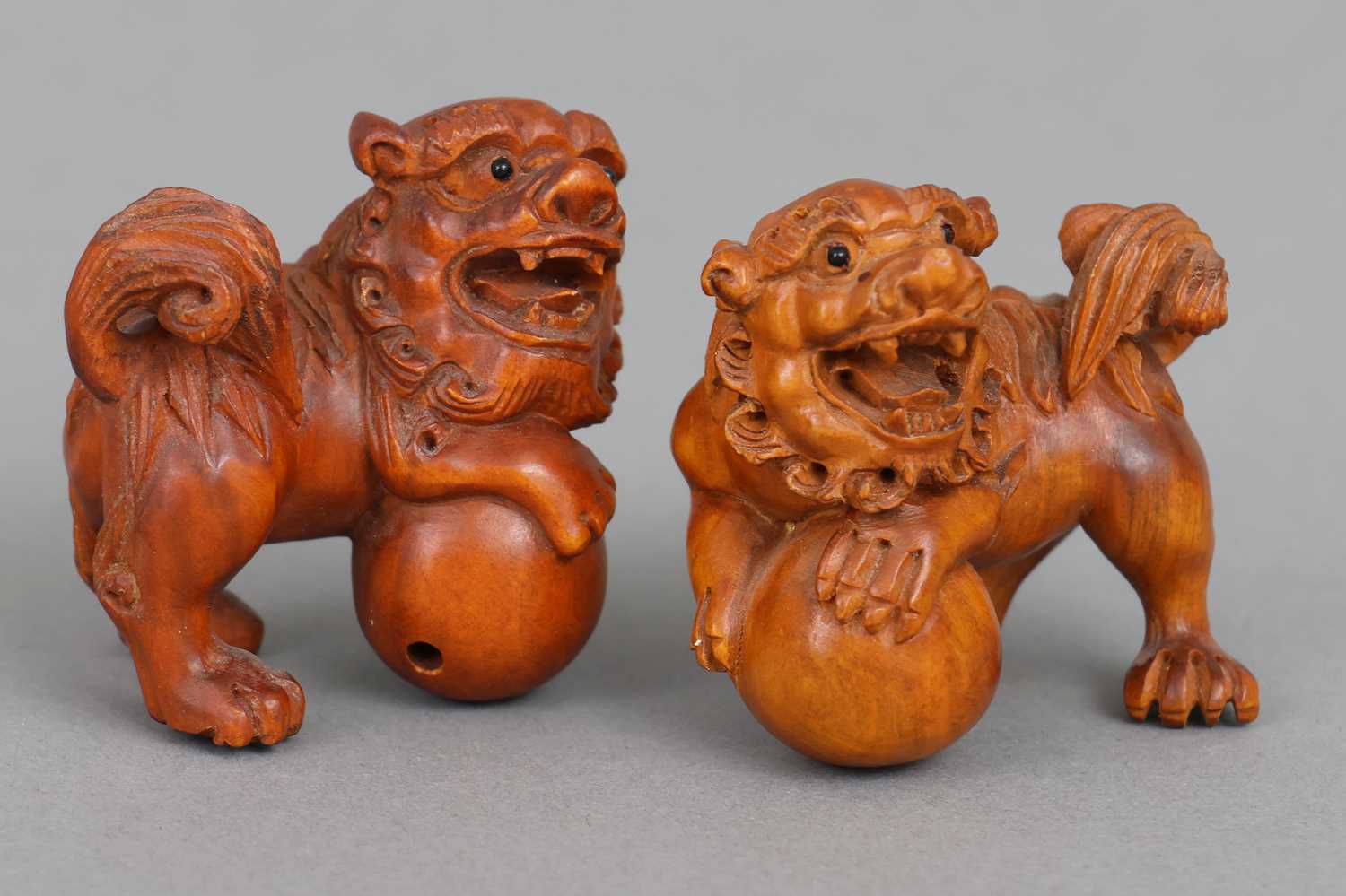 Lot 161 - Paar japanische Netsuke "Komainu"