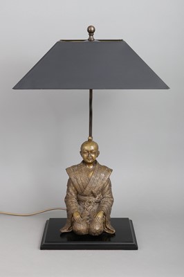 Lot 459 - Tischlampe mit Bronzefigur eines Japaners