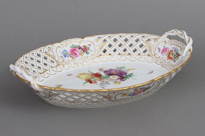 Lot 751 - MEISSEN Porzellanschale mit Blumen- und Insektendekor