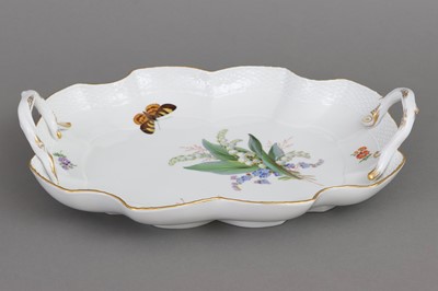 Lot 754 - MEISSEN Porzellantablett mit Blumen- und Schmetterlingsdekor