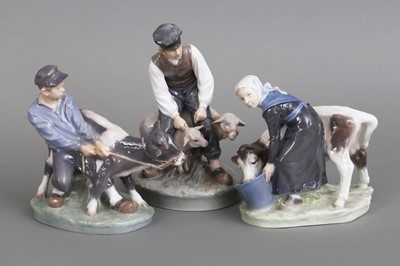 Lot 915 - 3  ROYAL COPENHAGEN Porzellanfiguren "Hirte mit zwei Lämmern", "Mädchen mit Kalb" und "Junge mit Kalb"