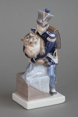 Lot 935 - ROYAL COPENHAGEN Porzellanfigur "Soldat mit Bulldogge "