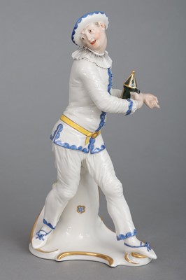 Lot 867 - NYMPHENBURG Porzellanfigur "Pierrot mit Laterne" aus der Commedia dell'Arte