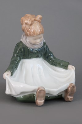 Lot 934 - ROYAL COPENHAGEN Porzellanfigur "Sitzendes Amager-Mädchen"