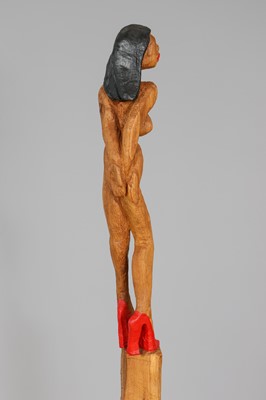 Lot 1820 - RAGNA REUSCH Holzskulptur ¨Weiblicher Akt in roten Stilettos¨