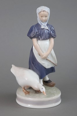 Lot 923 - ROYAL COPENHAGEN Porzellanfigur "Mädchen mit Gänsen"