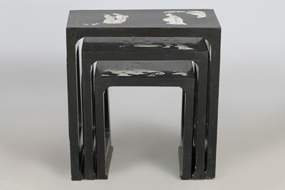 Lot 190 - Asiatischer 3-Satz Tisch