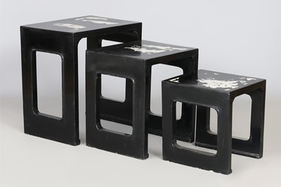 Lot 190 - Asiatischer 3-Satz Tisch