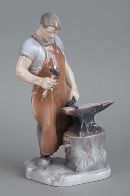 Lot 932 - ROYAL COPENHAGEN Porzellanfigur "Schmied arbeitet am Amboss"