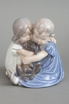 Lot 933 - ROYAL COPENHAGEN Porzellanfigur "Zwei Kinder mit Dackel"