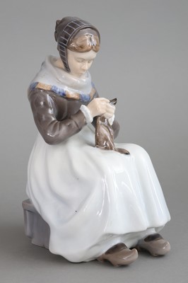 Lot 938 - ROYAL COPENHAGEN Porzellanfigur "Nähendes Amager-Mädchen"