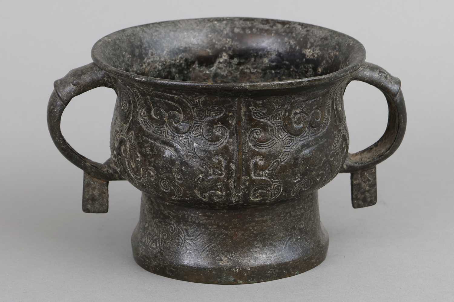 Lot 137 - Chinesisches Bronze-Ritualgefäß in archaischer Gui-Form im Stile der Shang-Dynastie