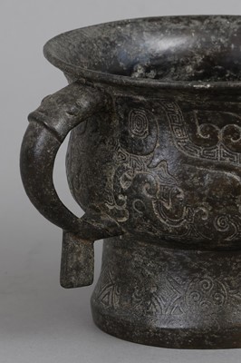 Lot 137 - Chinesisches Bronze-Ritualgefäß in archaischer Gui-Form im Stile der Shang-Dynastie