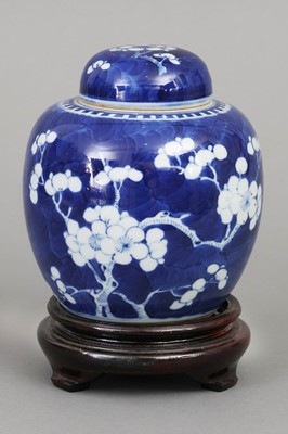 Lot 52 - Kleiner chinesischer Porzellan Ingwertopf mit Kirschblütendekor