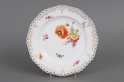 Lot 758 - KPM BERLIN Porzellanteller mit  Blumen- und Schmetterlingsdekor