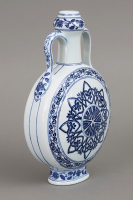 Lot 15 - Chinesische Porzellanvase in Pilgerflaschenform