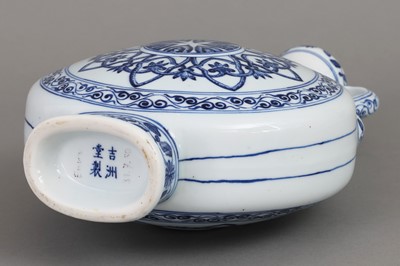 Lot 15 - Chinesische Porzellanvase in Pilgerflaschenform