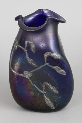 Lot 1019 - wohl JOSEFINENHÜTTE Jugendstil Vase in Favrille-Technik mit Overlay Dekor